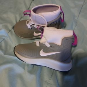 Girls Nike all conditions play shoes size 7 worn twice in great condition